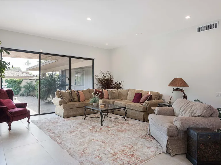 101 Columbia Dr — Photo 6