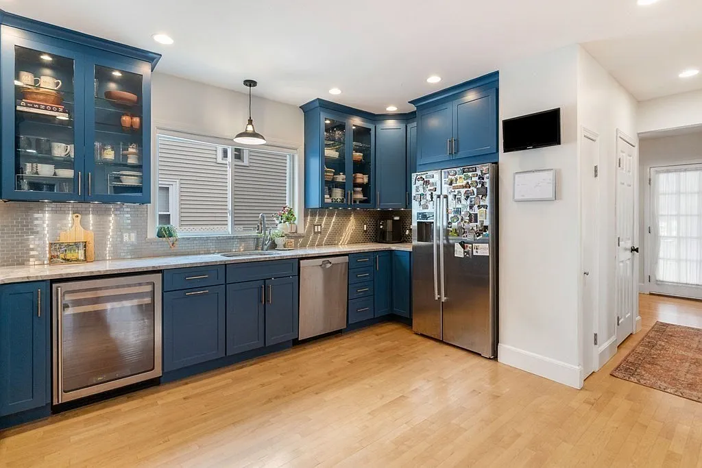 3 bed, 1.5 bath, 2212 sqft, $4,650 — Photo 3