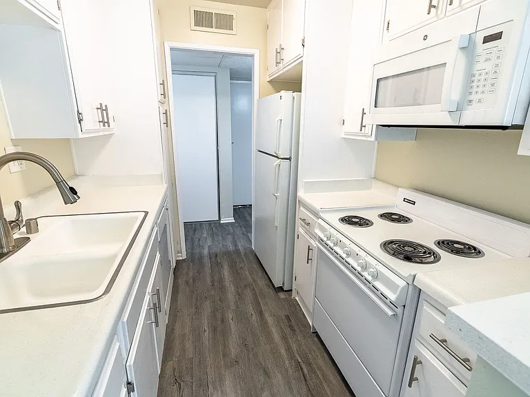 245 South Serrano Ave — Photo 50