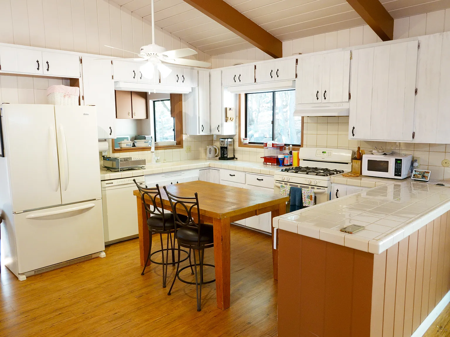4 bed, 2400 sqft, $3,900 — Photo 2