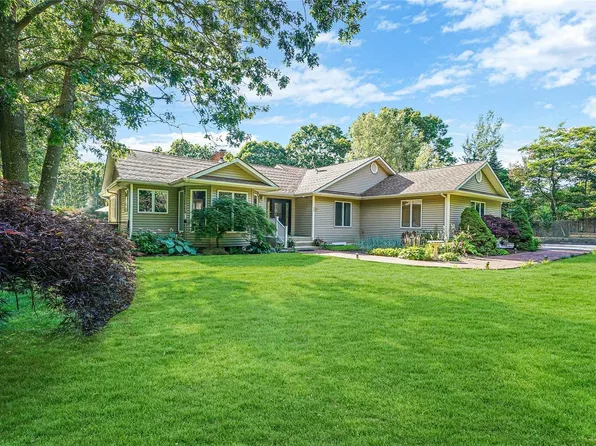 328 Wading River Road, Manorville, NY 11949