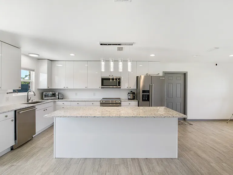 716 Clarence Dr — Photo 4