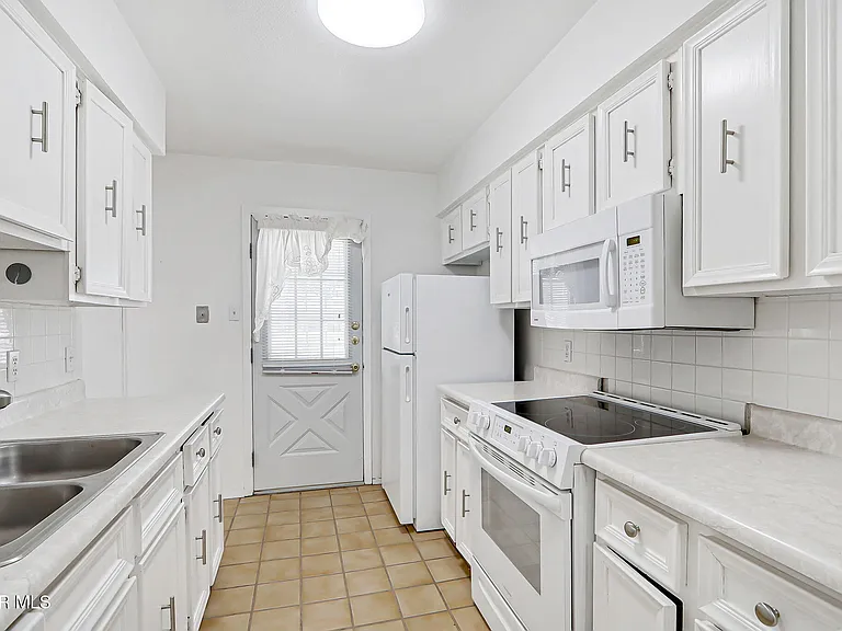 3223 Isla Morada Dr — Photo 11