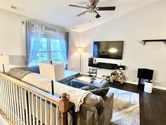 3rd image of 233 Sidney St