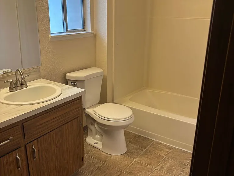 1 Bedroom 1 Bathroom at Hollywood Park Apartments — Photo 15