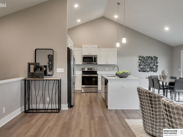 2601 Piney Creek Dr, Elkhorn, NE 68022