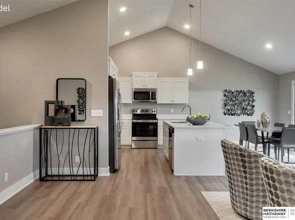 2601 Piney Creek Dr, Elkhorn, NE 68022