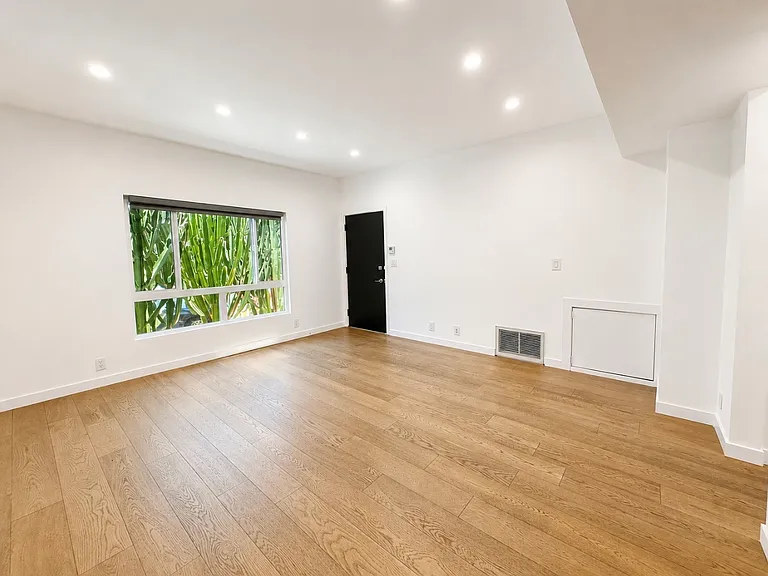 976 N El Centro Ave #976A — Photo 7