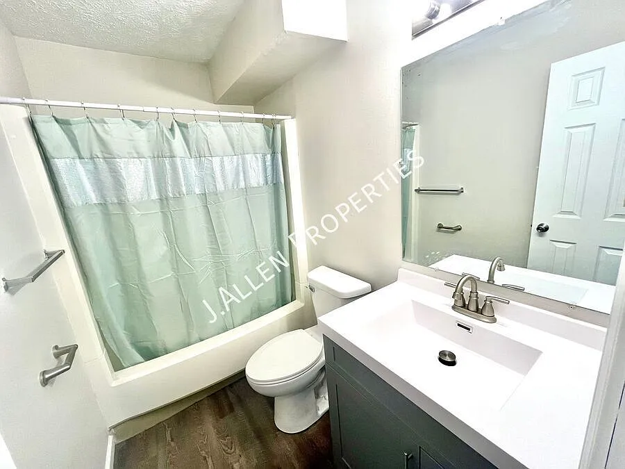 Modern, Renovated 2 bed — Photo 2