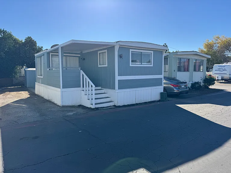63 Ernie St — Photo 3