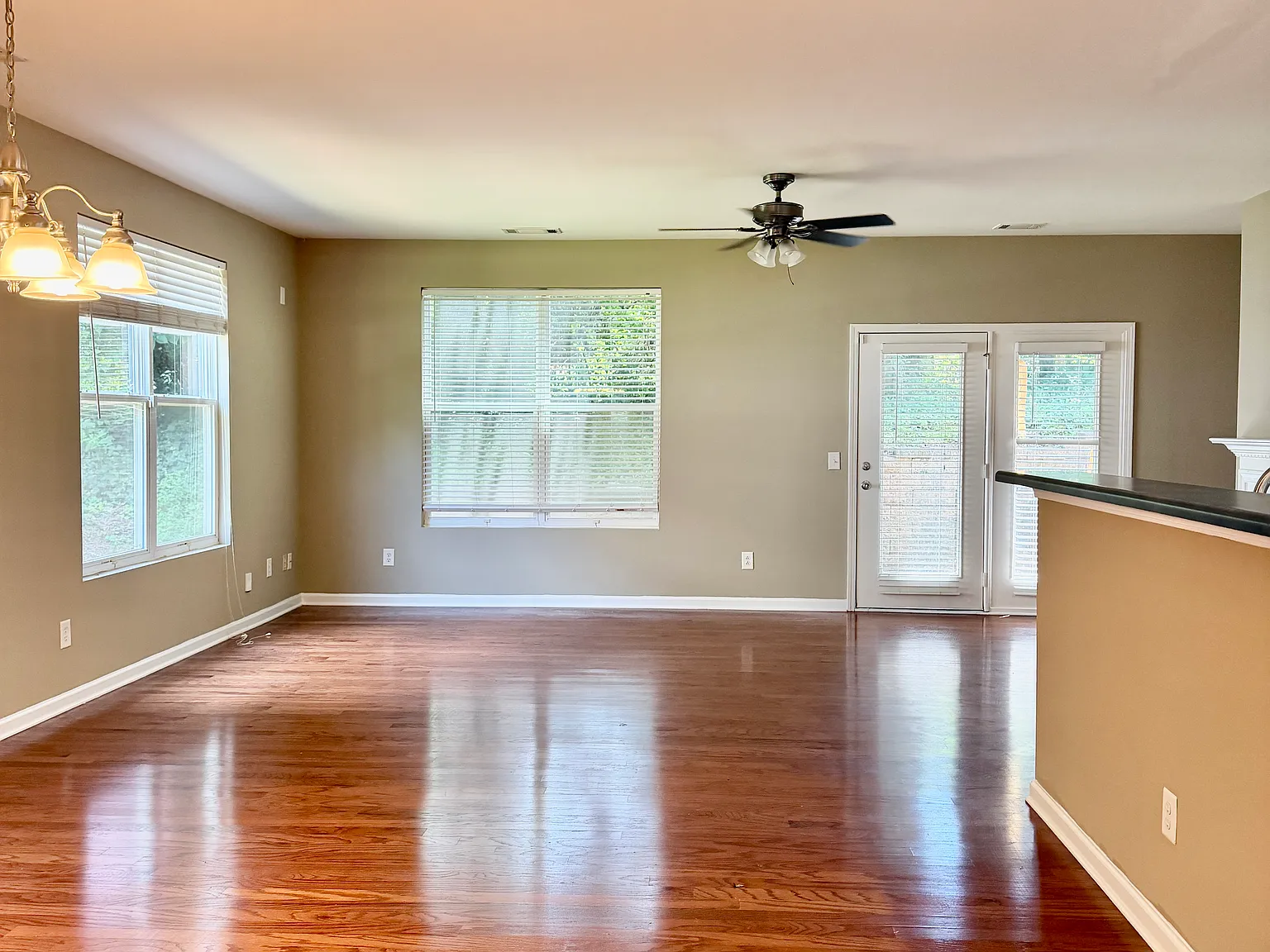 3 bed, 2.5 bath, 1891 sqft, $1,900 — Photo 3