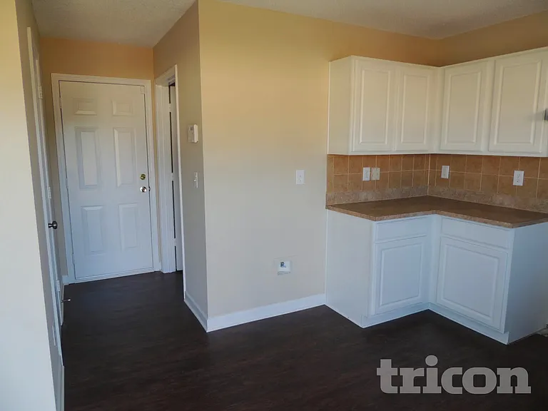 917 Redford Ln — Photo 8