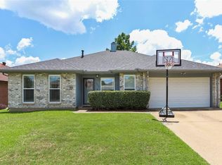 2863 Red Oak Dr, Grand Prairie, TX 75052