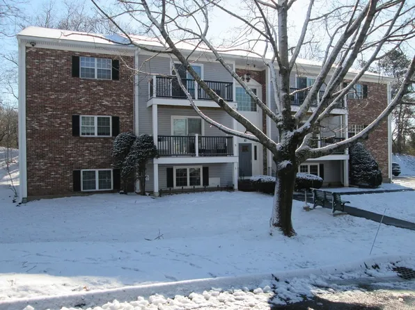 10 Chapel Hill Dr APT 5, Plymouth, MA 02360