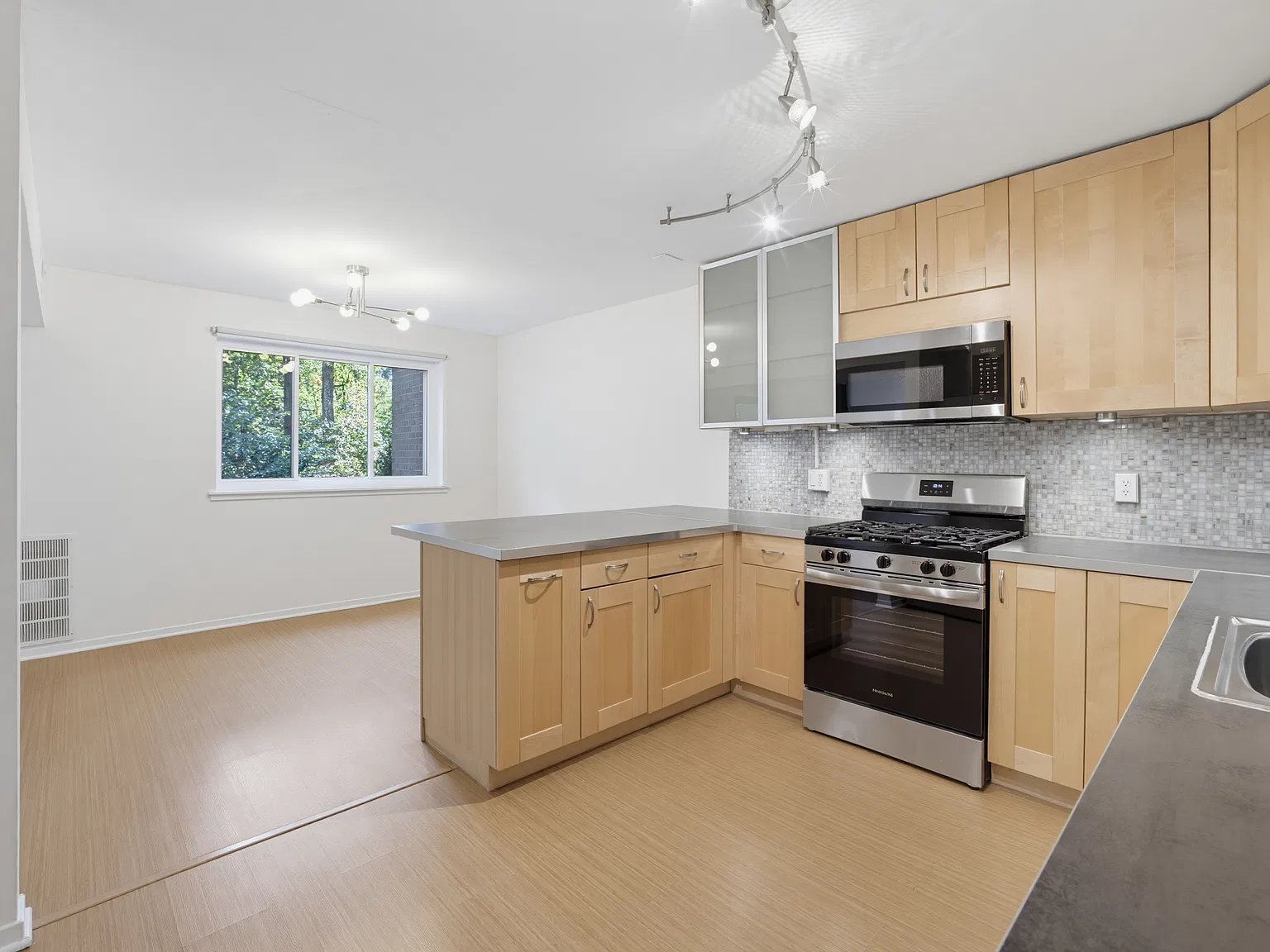 2 bed, 1112 sqft, $2,450 — Photo 4