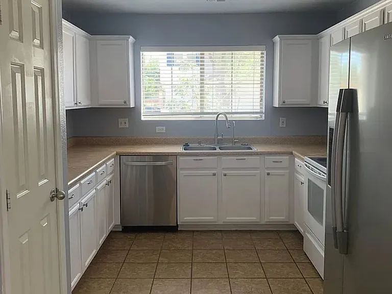 1292 E Clifton Ave — Photo 3
