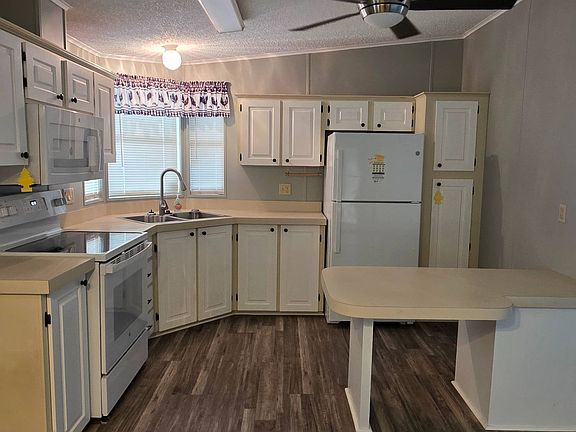 4th image of 912 Town & Country Blvd