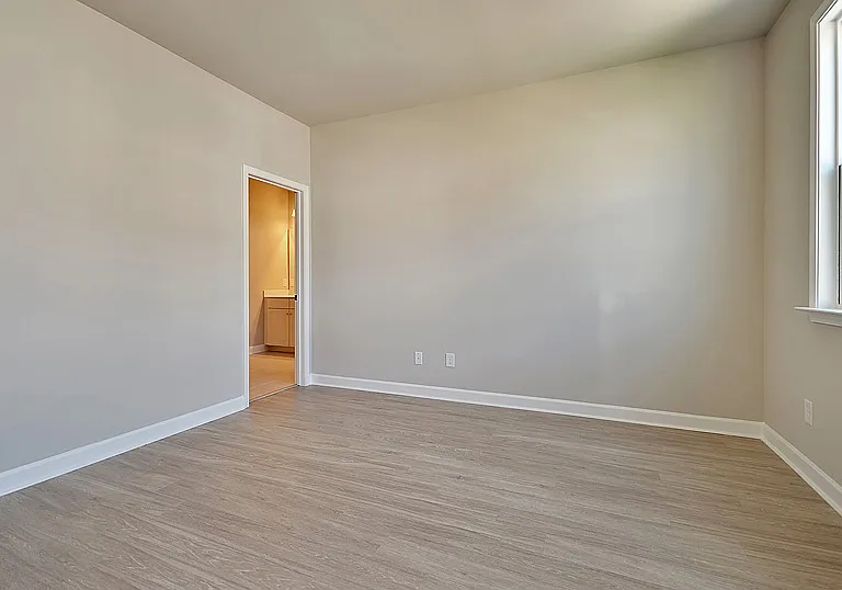 598 McLernon Trce — Photo 1
