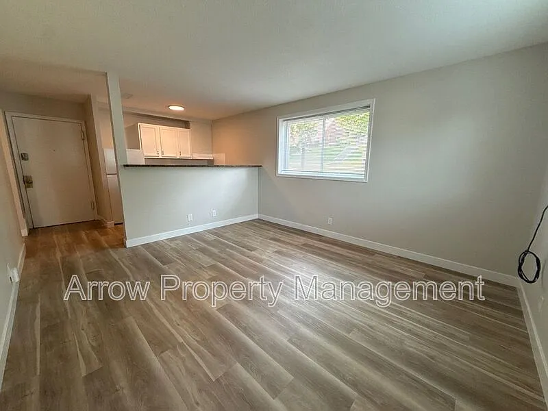 2119 Arbor St — Photo 2