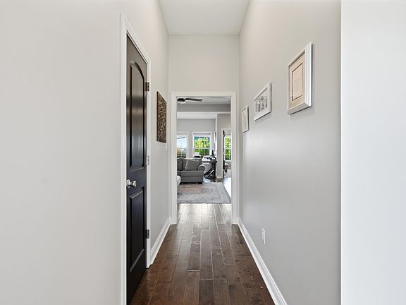 5th image of 637 Fairfax Ln