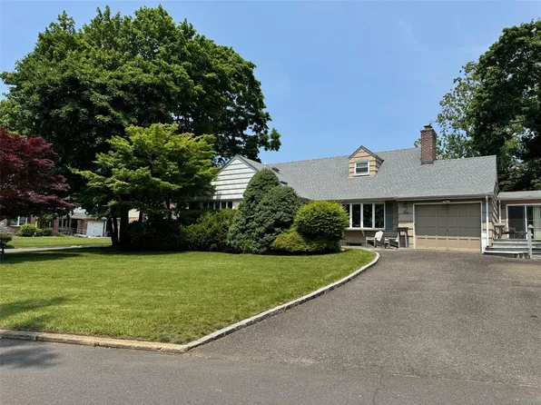2 Dale Carnegie Court, Lake Success, NY 11020