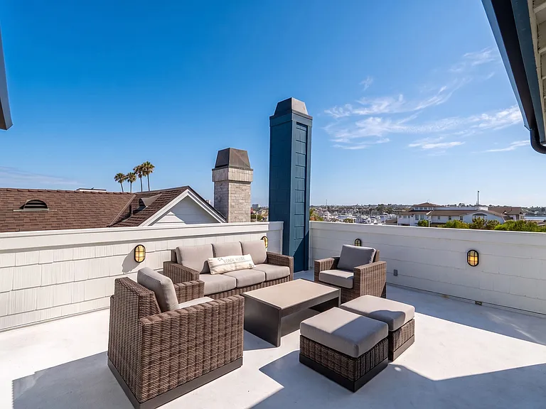 709 W Balboa Blvd — Photo 46