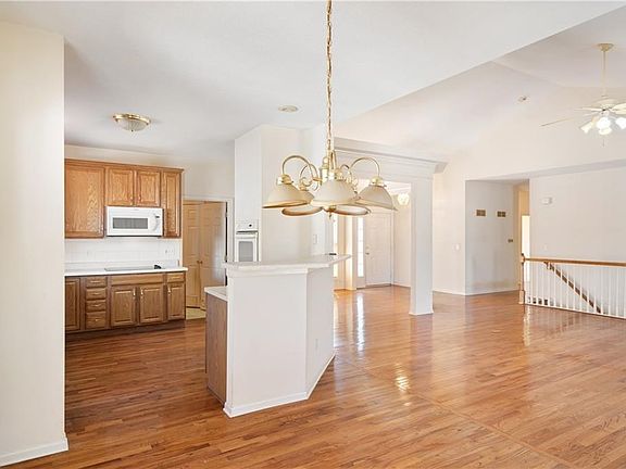 3rd image of 1042 Maple Woods Dr