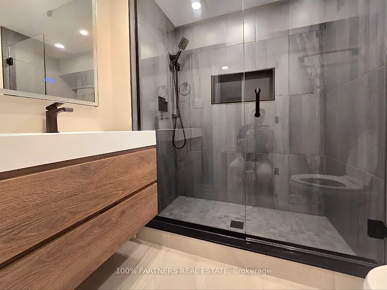 244 Burbank Dr #BASEMENT — Photo 16
