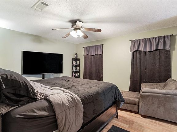 4th image of 2106 Dennis Dr