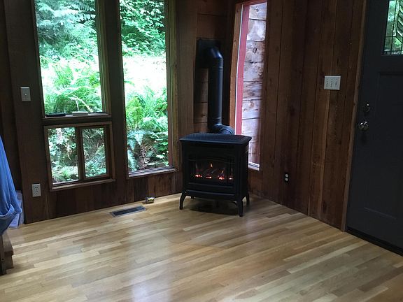 Front room, natural gas stove w remote