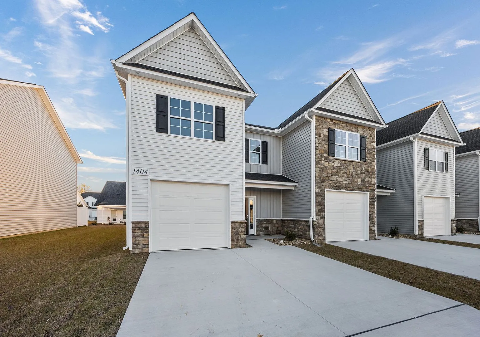 Brand New Townhome in Brook Hollow! Only .4 miles from ECU Health! — Photo 2