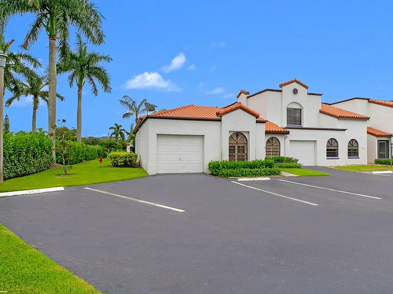 13504 Fountain View Blvd — Photo 2