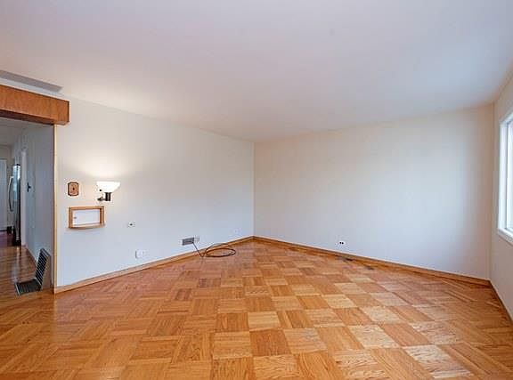 4th image of 398 Elm Ave