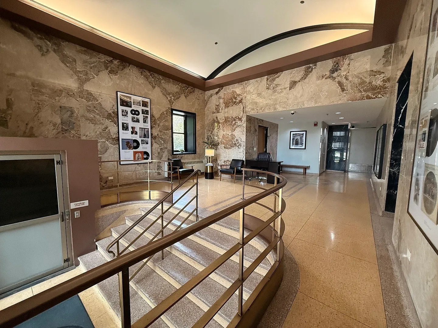 1 bed, 895 sqft, $2,300 — Photo 2