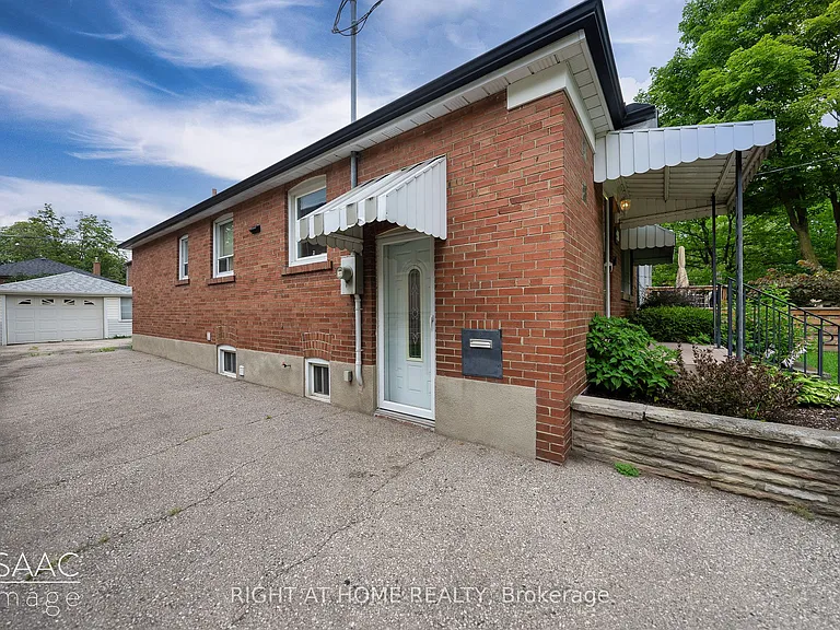 98 Yorkview Dr — Photo 2