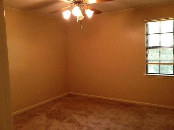 5th image of 19 Woodhill Dr