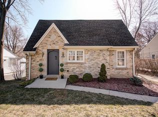 8016 N Regent Rd, Fox Pt, WI 53217