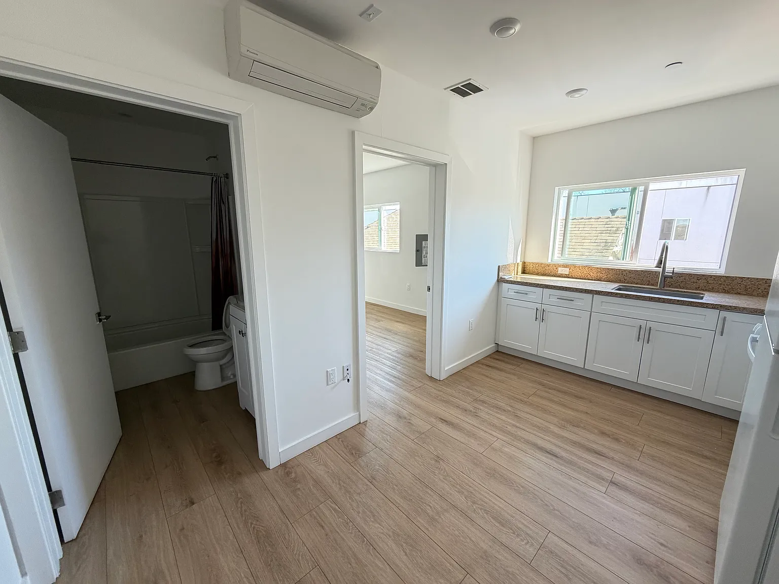 1 bed, 350 sqft, $1,810 — Photo 2