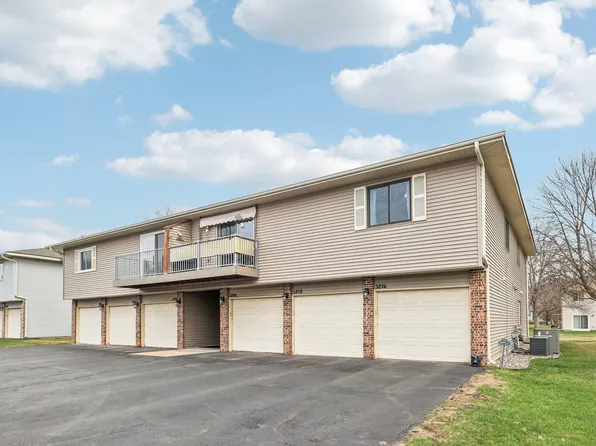 3276 Greenbrier St, Vadnais Heights, MN 55127