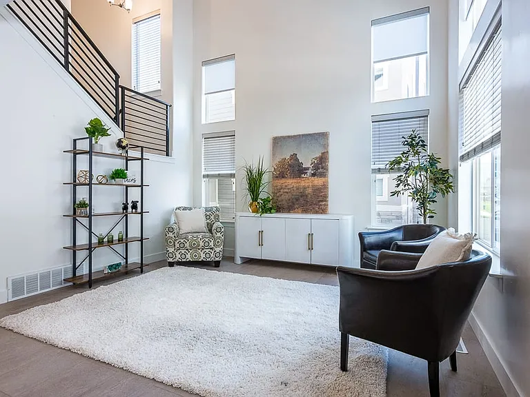 1758 W Newcastle Ln — Photo 4