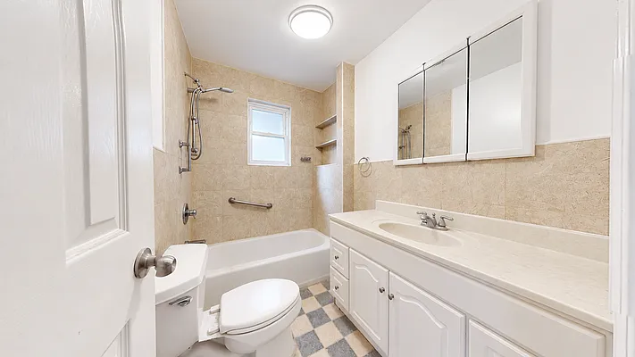 Bathroom, photo 1