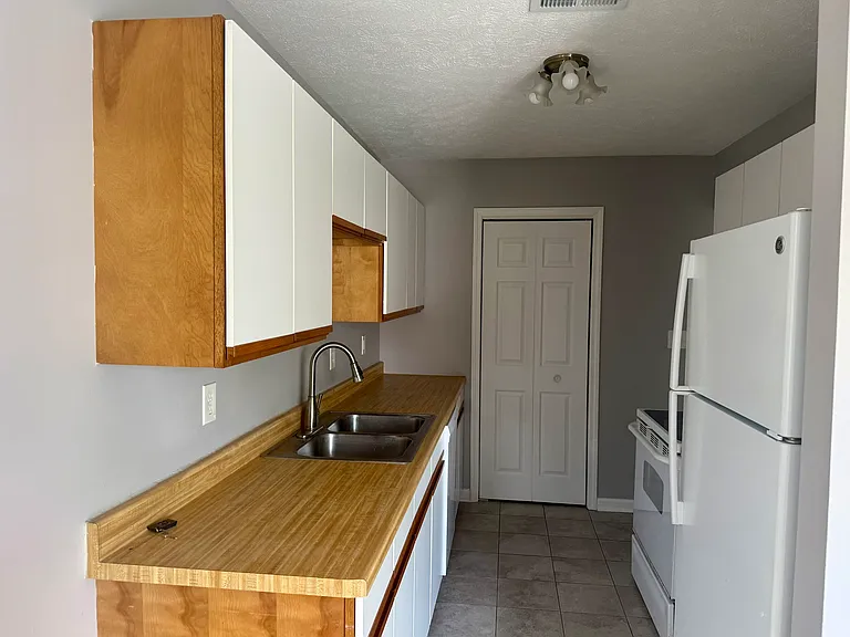 8333 Autumnwood Dr #D — Photo 4