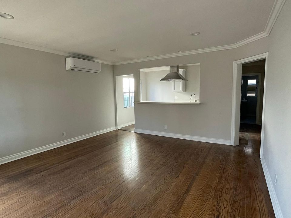 Livingroom with view to kitchen and hallway