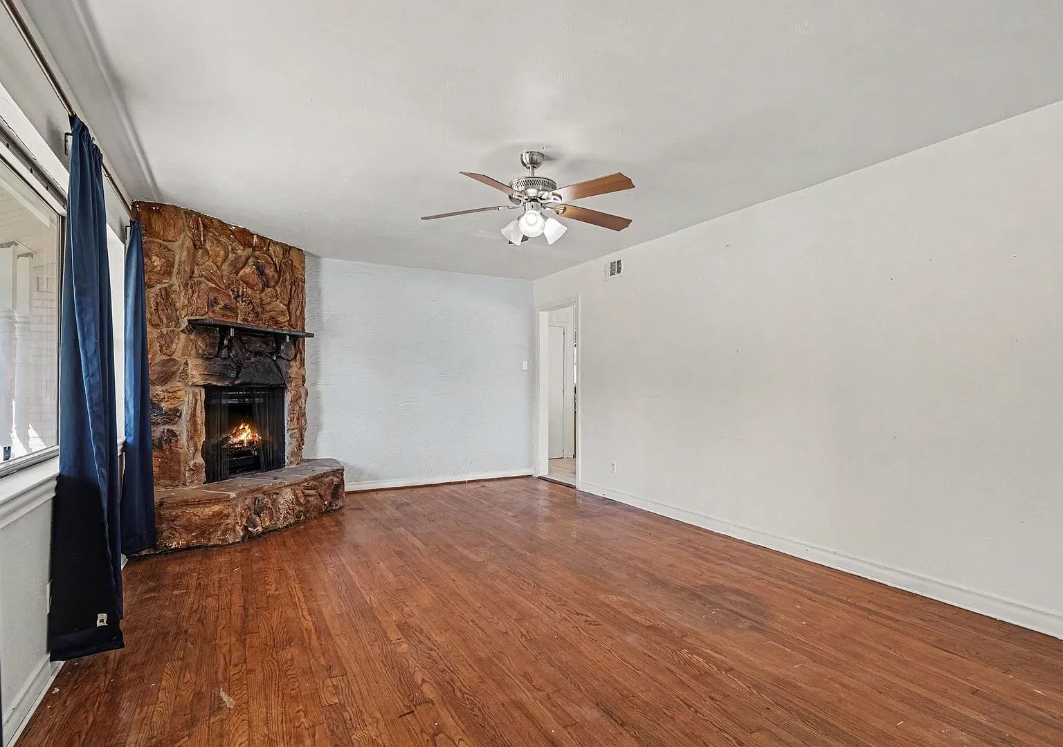 Welcome to this 3-bedroom, 2-bathroom single-family home in Casa View Oaks, a well-established Ea... — Photo 3