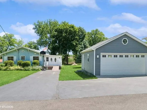 28031 N Hickory Ln, Wauconda, IL 60084