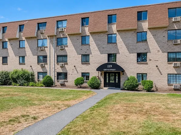 119 Grove St APT 245, Rockland, MA 02370
