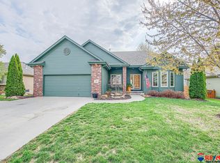 215 Castle Pine Dr, Papillion, NE 68133