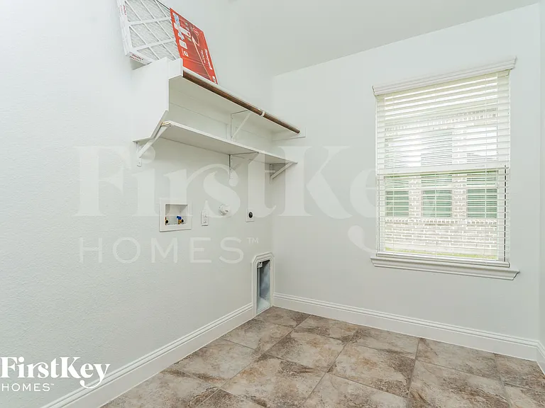605 England St — Photo 13