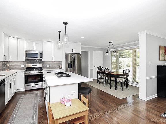 3rd image of 2451 Colebrook Dr