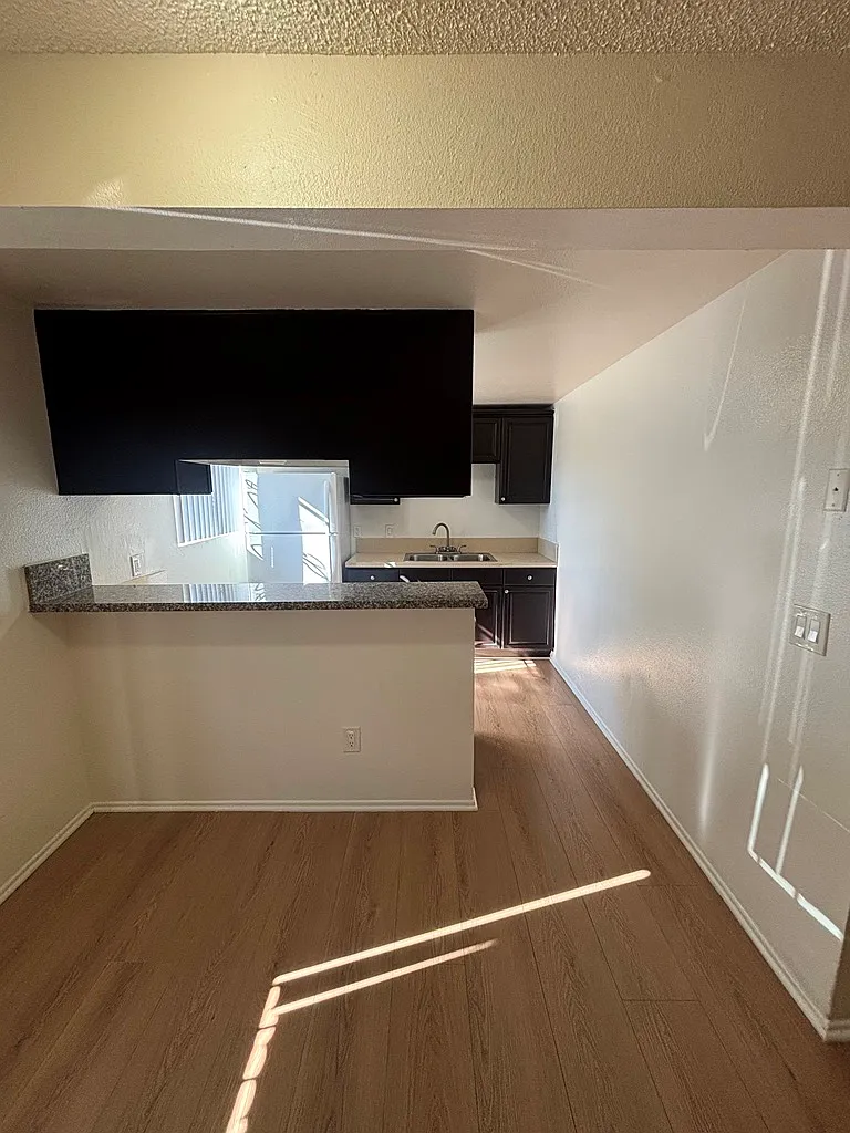 3 bed, 936 sqft, $2,690 — Photo 4